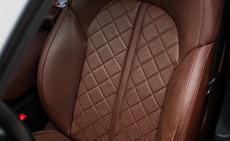 一辆奥迪车内饰的设计，使用了高质量的皮革和木材，体现了豪华品牌形象